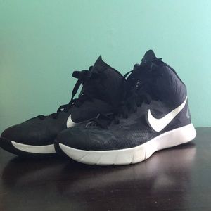 NIKE HYPER QUICKNESS BASKETBALL SHOES